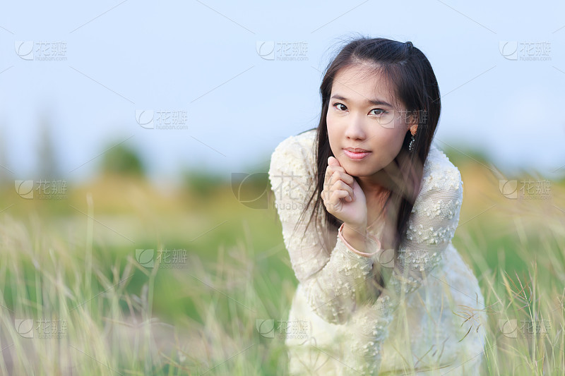 美丽的亚洲女人享受自然草地_美女图片微信头像