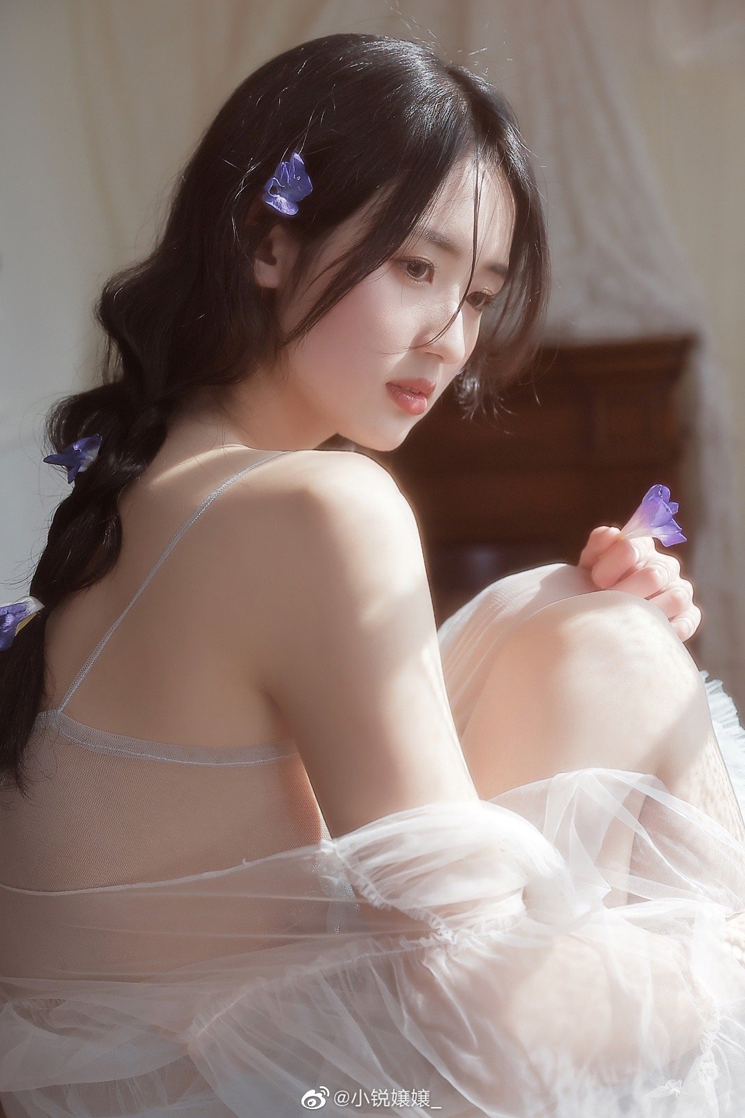 美女写真窗户水珠苹果手机美女壁纸图片_美女照片游泳写真壁纸