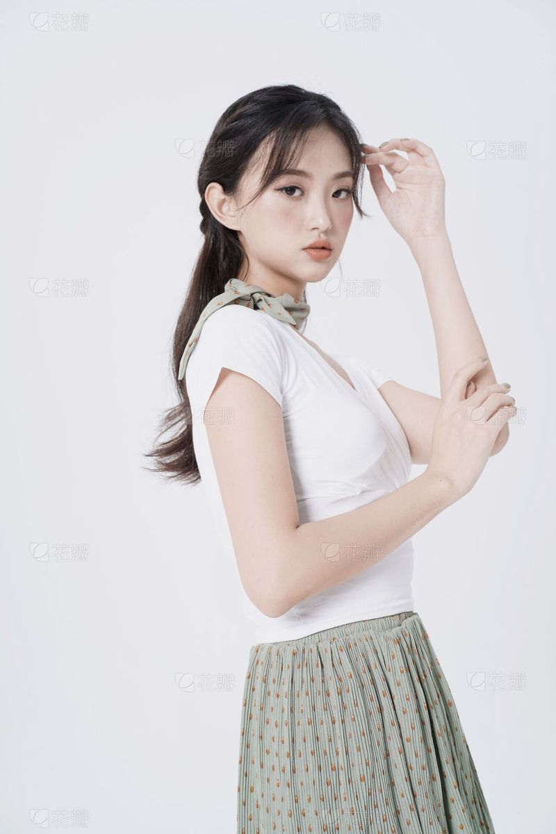 杂志海报风自拍分享简约风模板_美女高雅造型