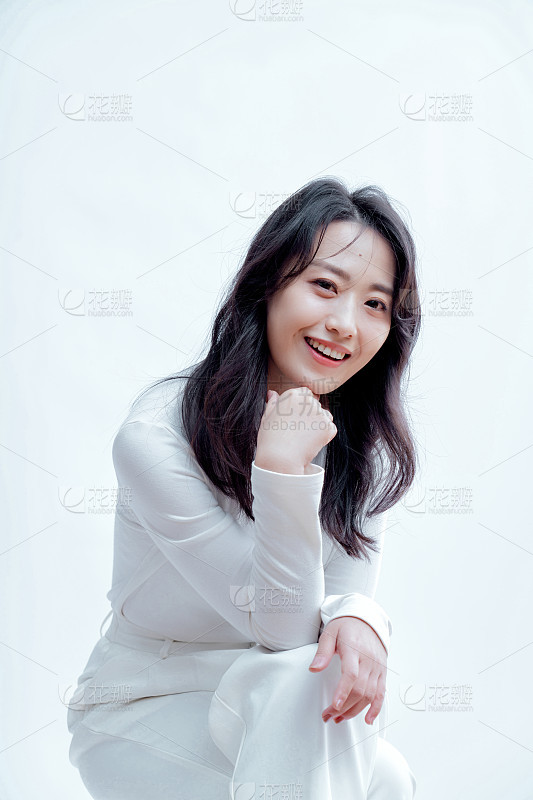 女孩长头发和帽子摆姿势与一束白花_美女图片微信头像侧脸