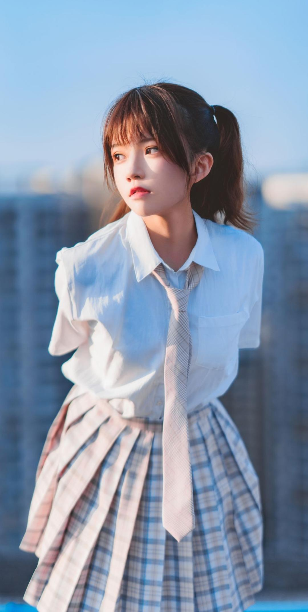 莱卡质感的滤镜胶片滤镜颗粒雾素颜艺术背光夏天黄昏自拍角度日落城市少女长发亚洲女性特写脸部侧面电影海报景深构图层次感极简主义炫彩光影电影质感颗粒感滤镜超高_美女壁纸风景