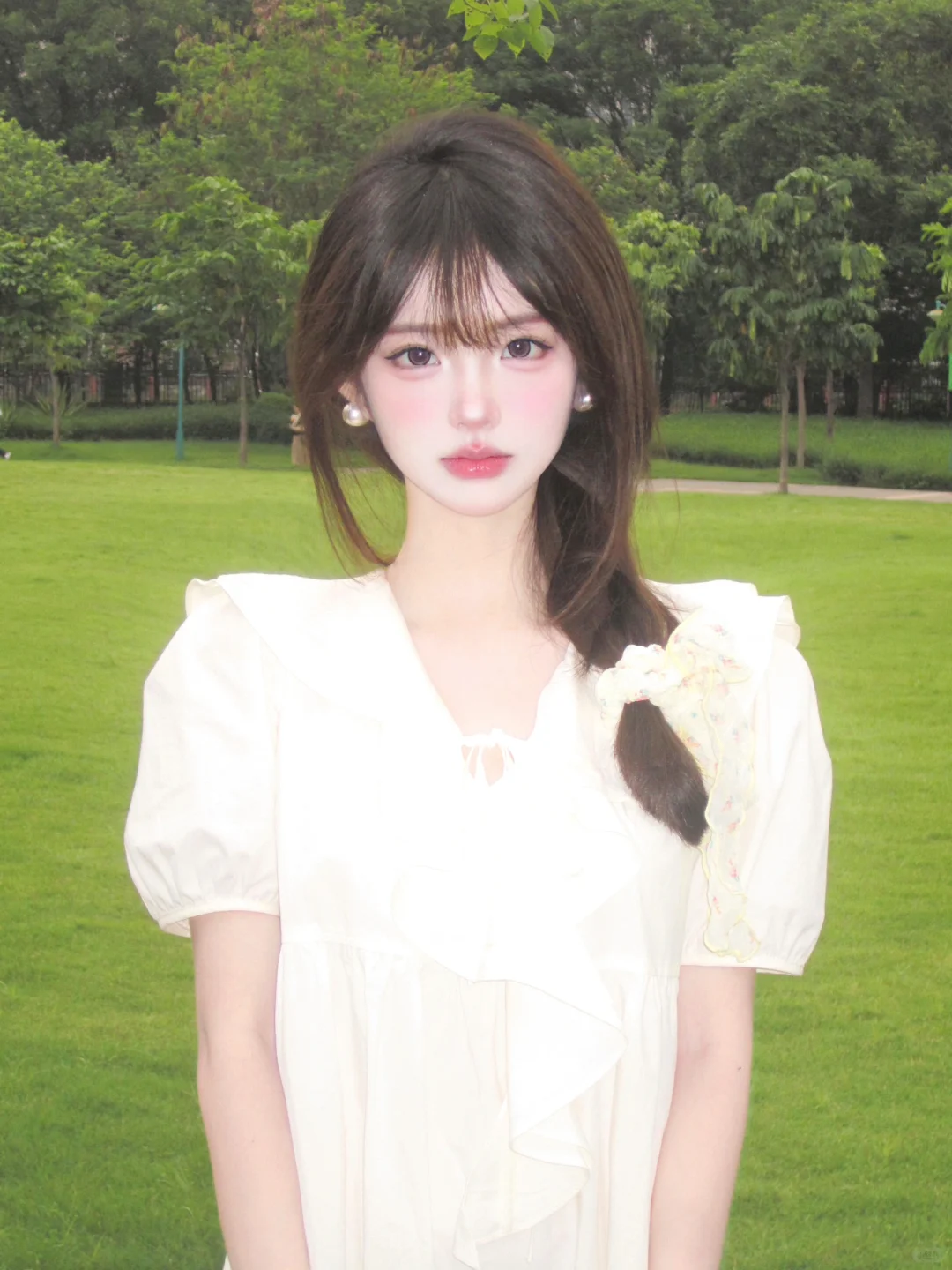 妇女节唯美感女性花朵蝴蝶天空背景_美女自拍