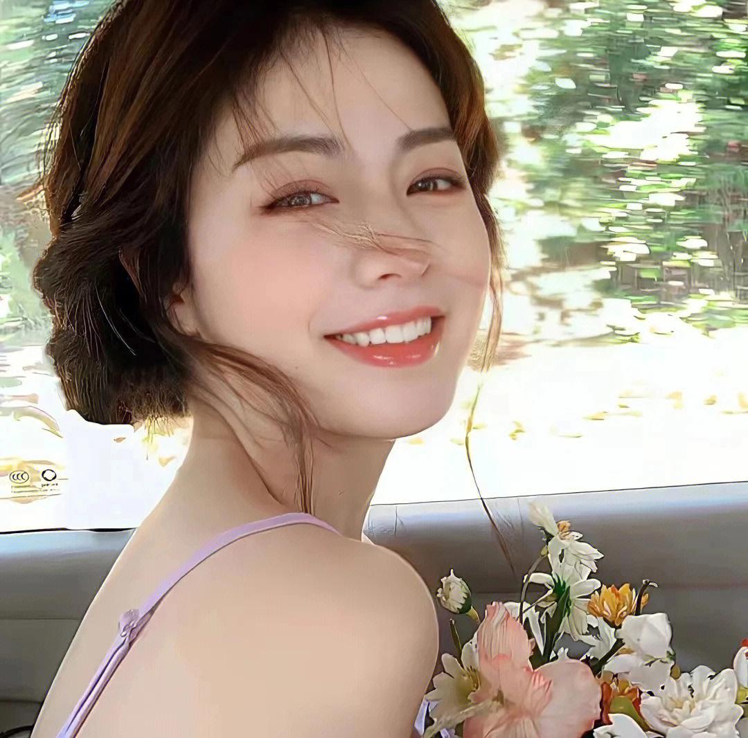 春节自拍晒照春节晒图春节祝福新年祝福发财暴富晒照模板_美女高雅造型