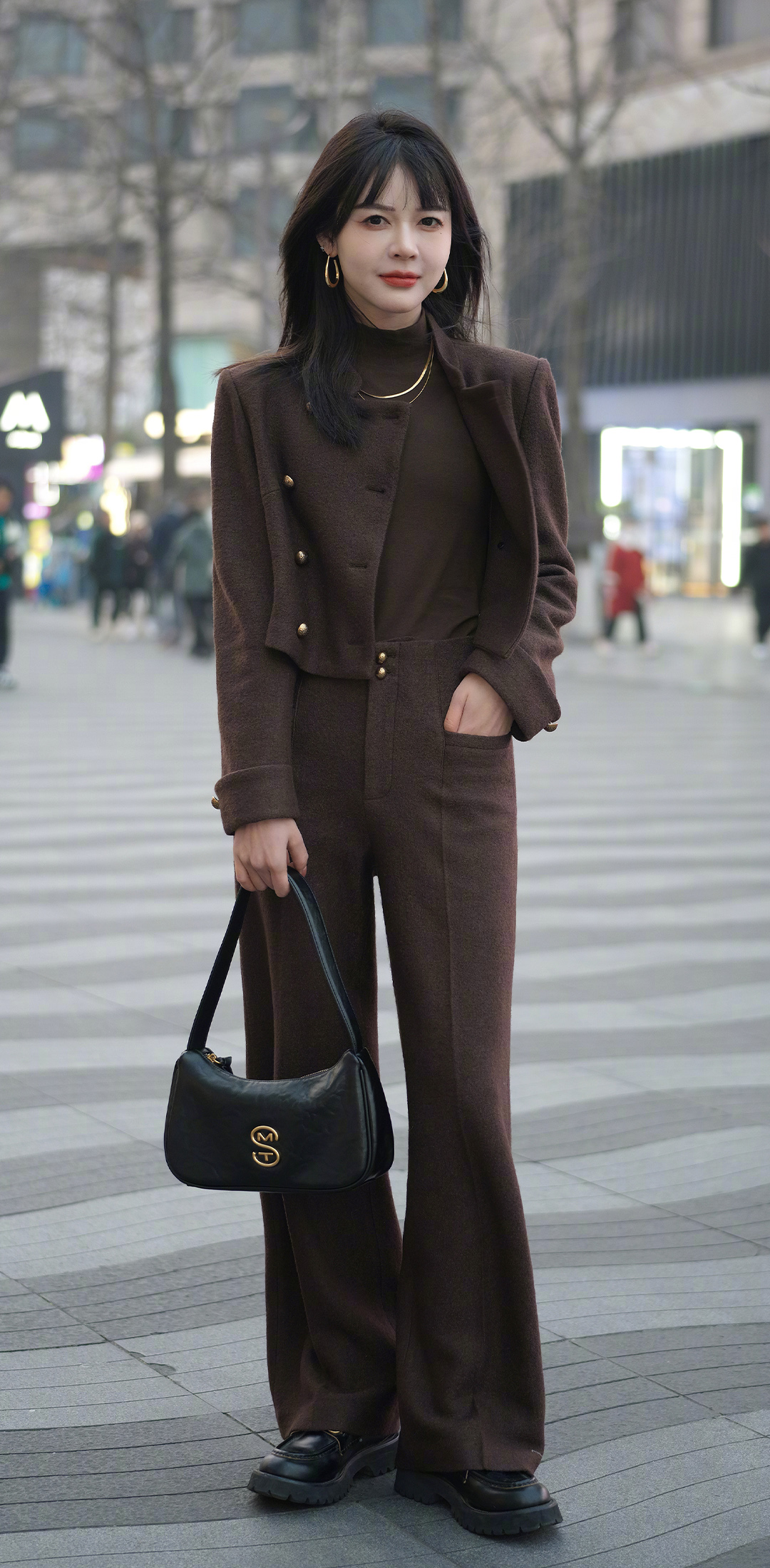 服饰系列模特穿着粉色短上衣和的白色长裤的摆拍_美女壁纸全屏