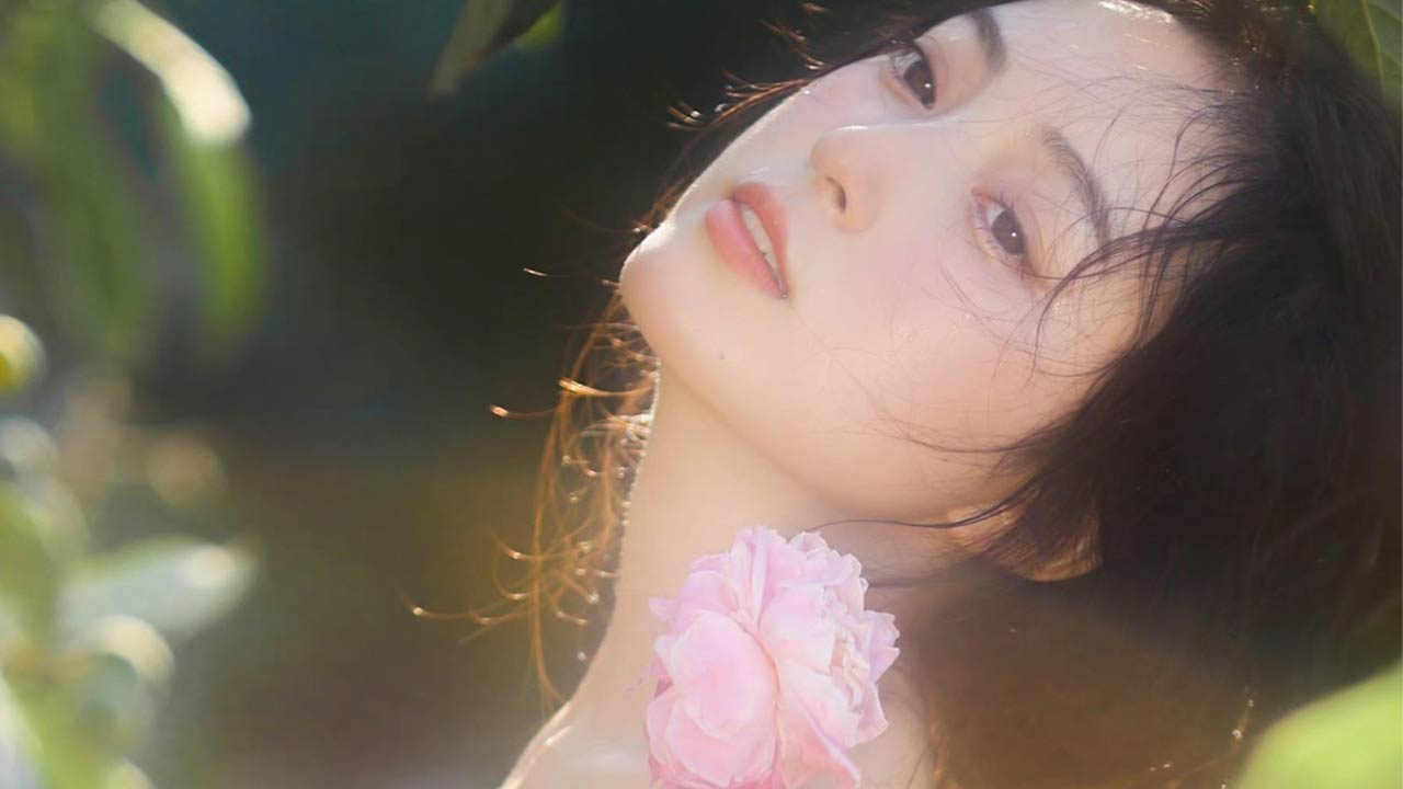 全知干预视角美女照片手机挡脸头像