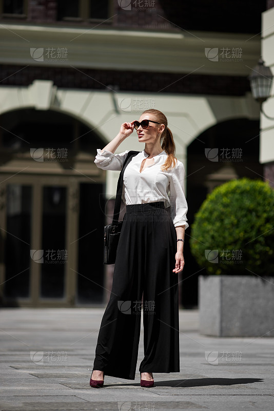 人物系列写实模特穿着白色上衣和牛仔裤的街拍全身照_美女高雅造型