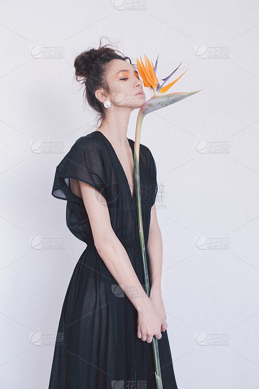 快乐的年轻女子笑在灰色的旗帜背景_美女头像真人可爱