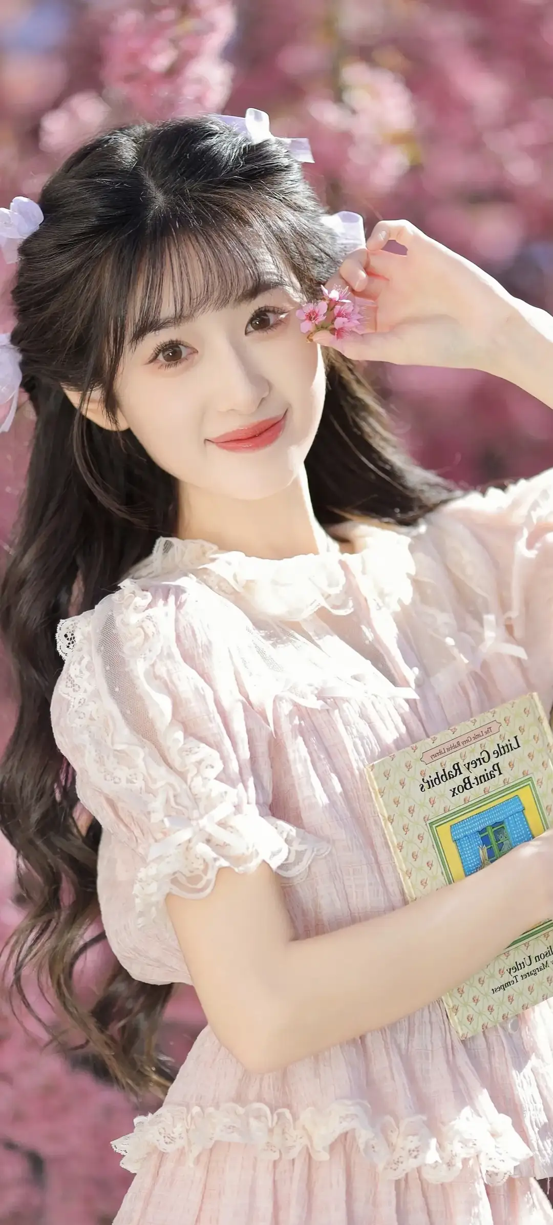 完美苗条健美的年轻女孩的身体_美女壁纸抖音