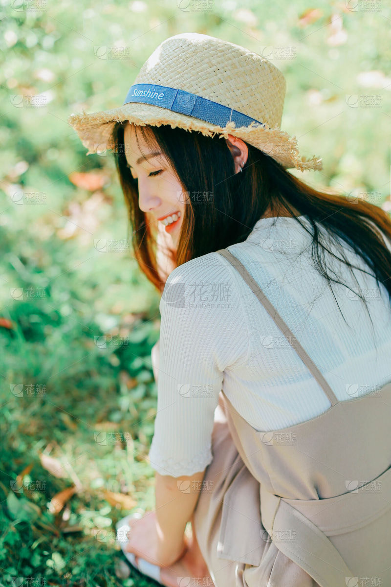 一个性感年轻的模特看着诱惑的镜头在粉红色的假发孤立在明亮的蓝色背景_美女时尚街拍