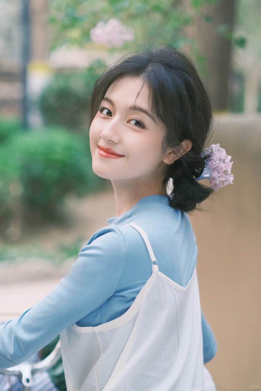 户外郊游文艺女孩背影_美女壁纸桌面