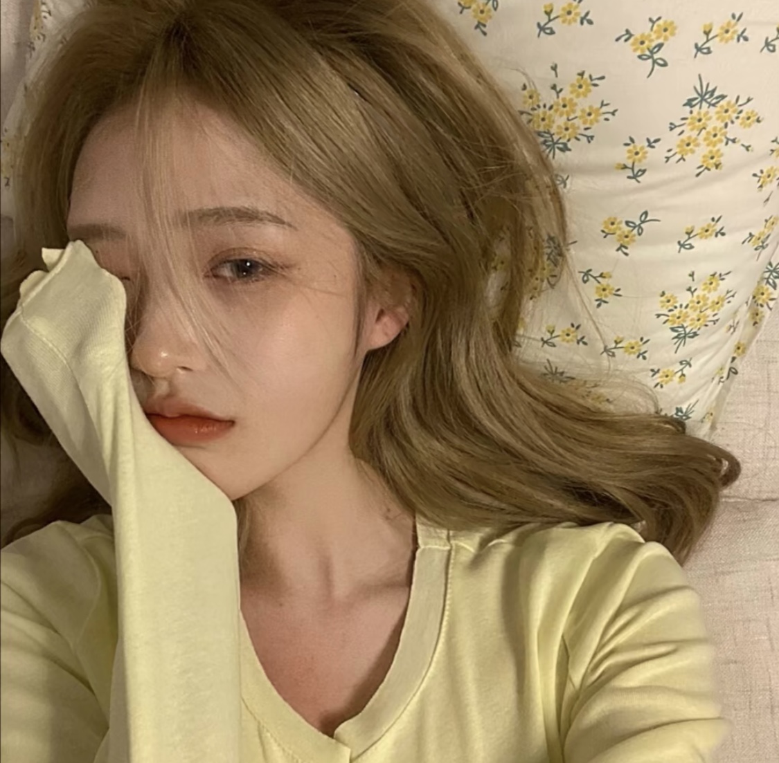 默认头像配置文件图标灰色的图片占位符手绘现代女性头像头像图标或肖像图标用户平面头像图标_美女头像照片