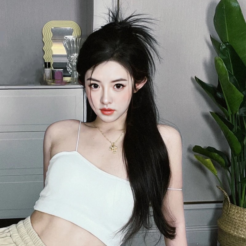 美丽的年轻亚洲女人与干净的新鲜的皮肤在白色的背景面部护理面部治疗美容美容和水疗亚洲妇女肖像_美女图片微信头像