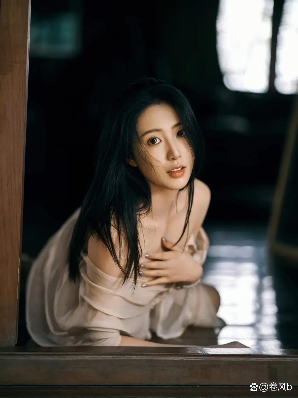 被包养同床狂干美女头像真人版
