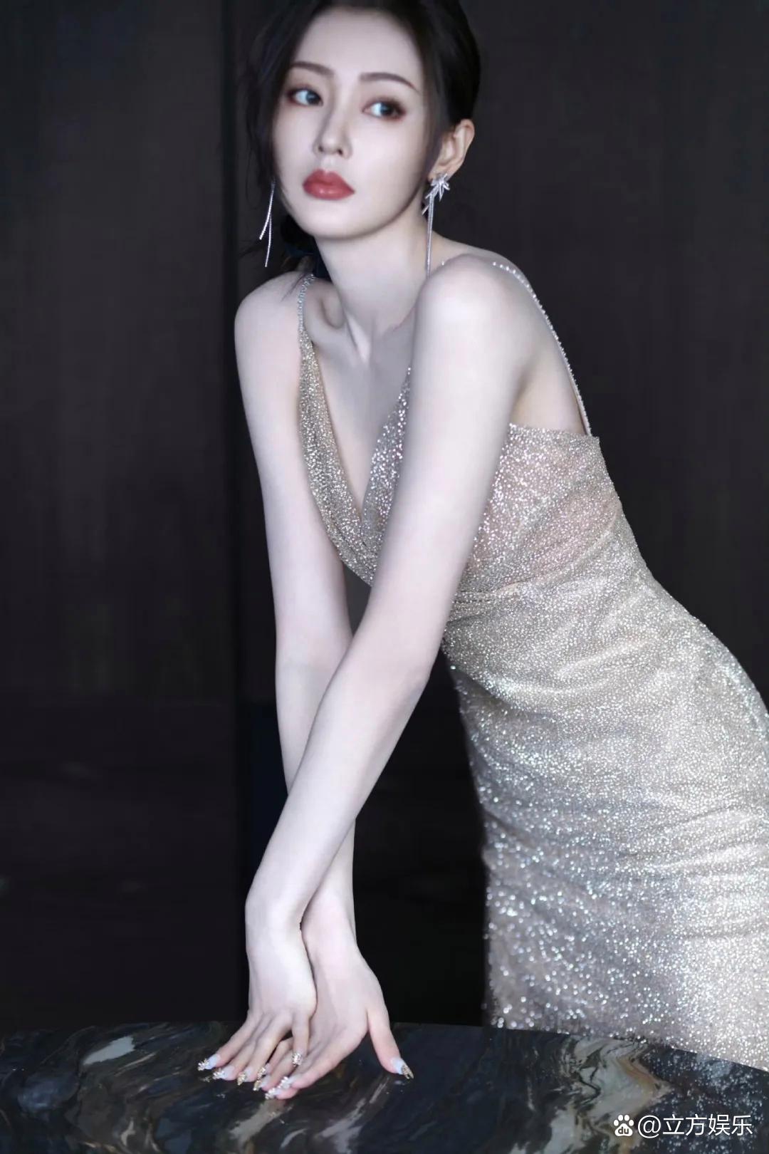女人损坏的头发举起手垂直画幅美美人白人魅力人的脸部_美女头像真人背影