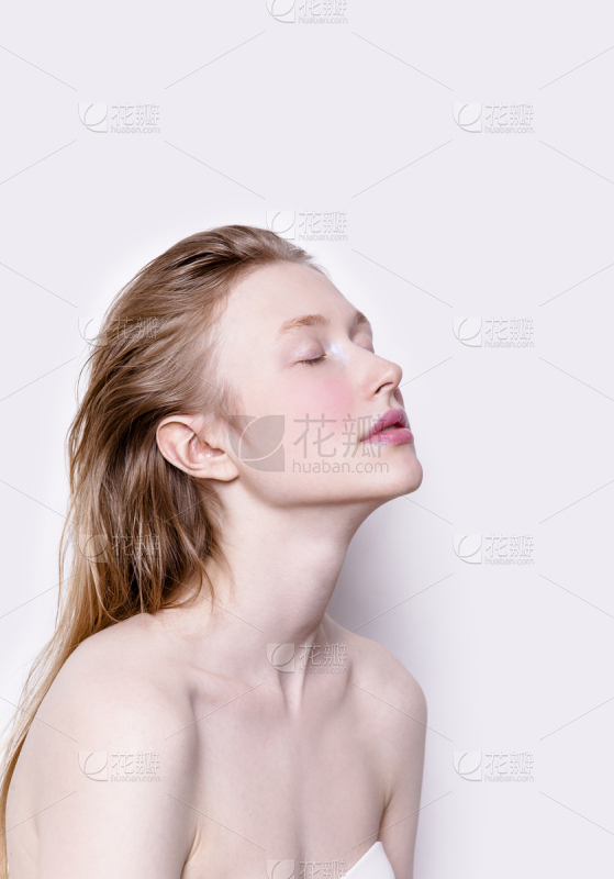女人肖像的侧面年轻的金发模特中长发优雅和美发_美女头像