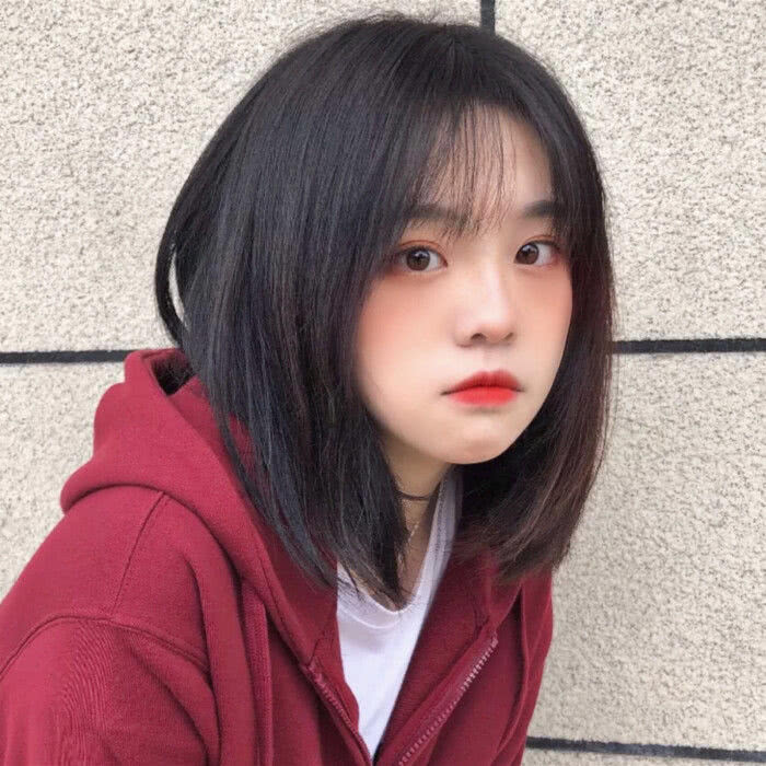 网红模特站在花海里摆姿势_美女图片微信头像