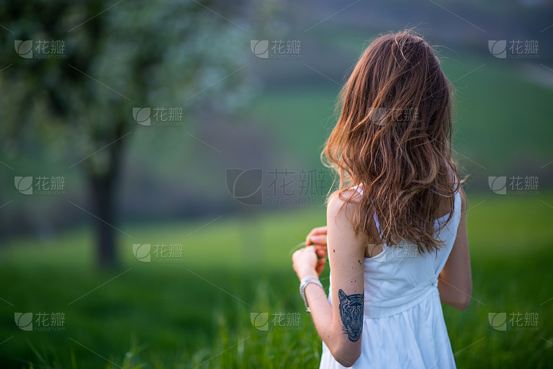 女人在自然界中_美女壁纸电脑壁纸高清下载