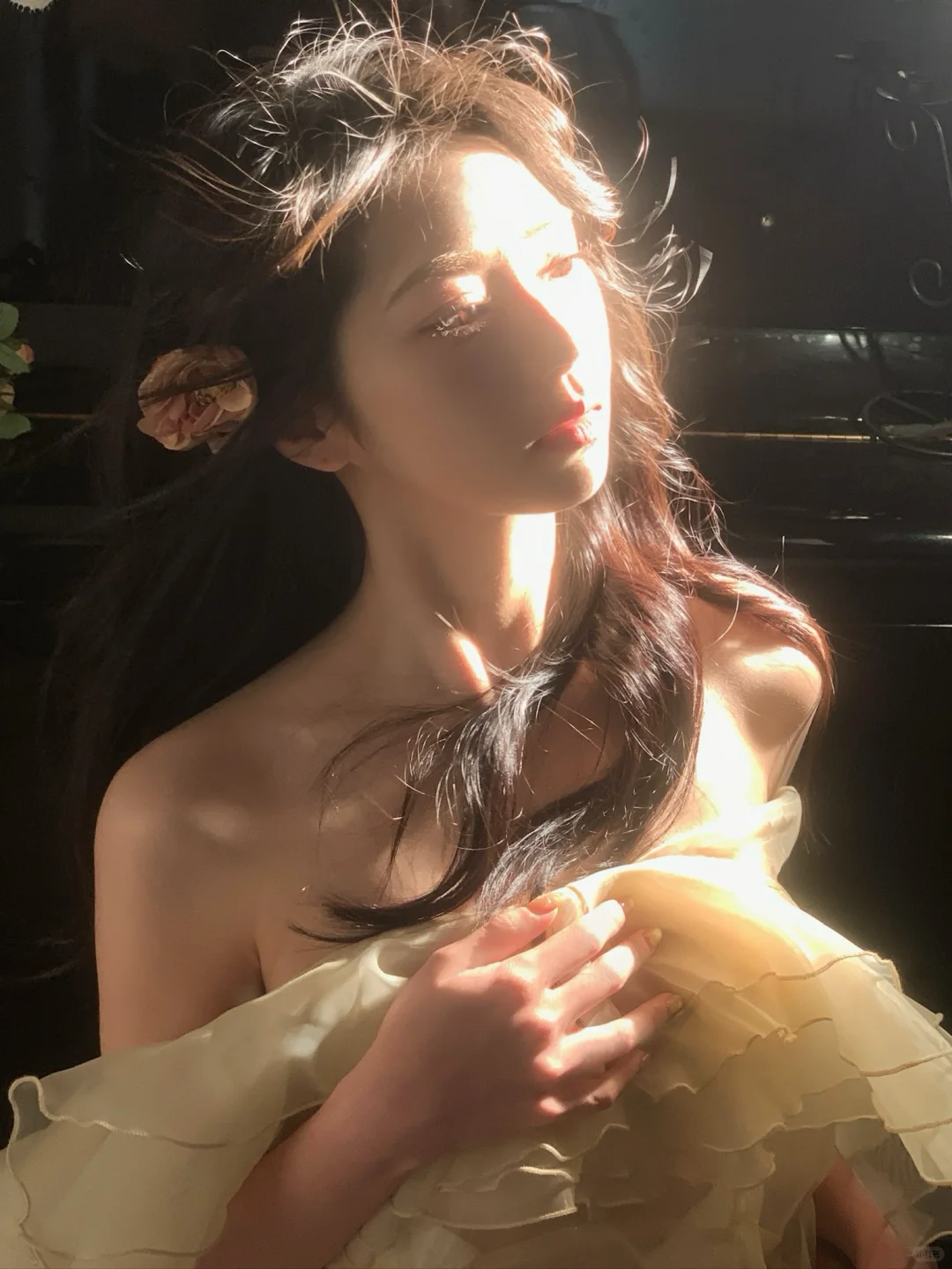 用一盏灯就可以拍头像光影氛围感小红书_美女照片真实