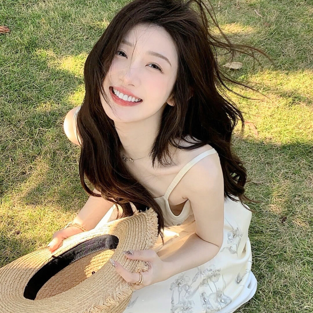美丽的年轻亚洲女人与干净的新鲜的皮肤在白色的背景面部护理面部治疗美容美容和水疗亚洲妇女肖像_美女图片微信头像