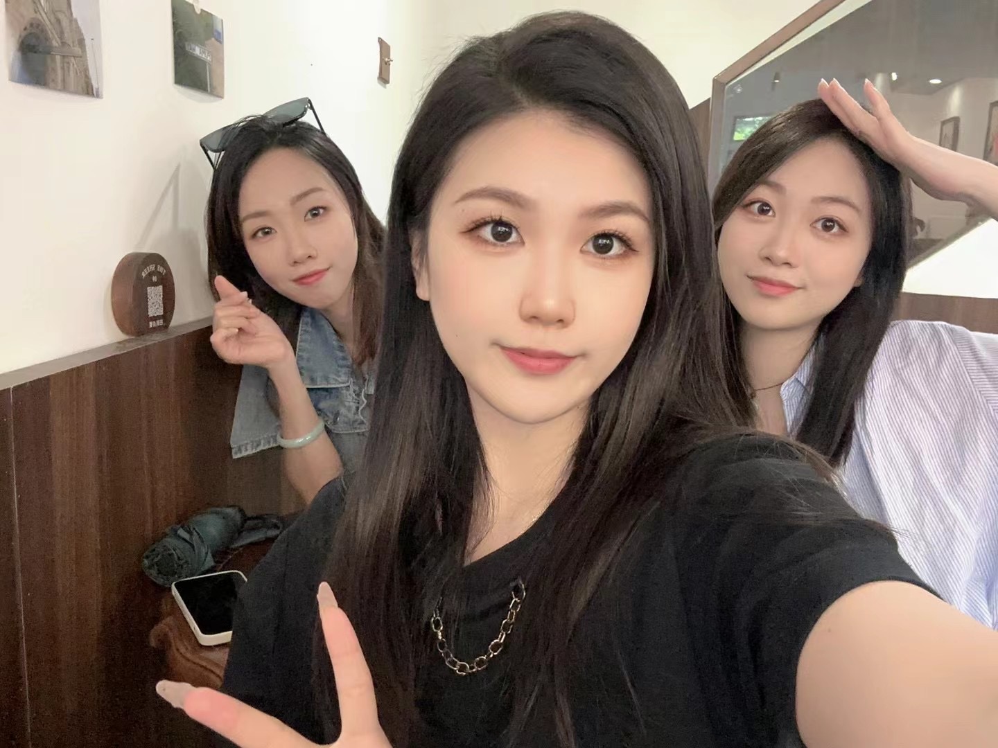白色自拍杆_美女热舞