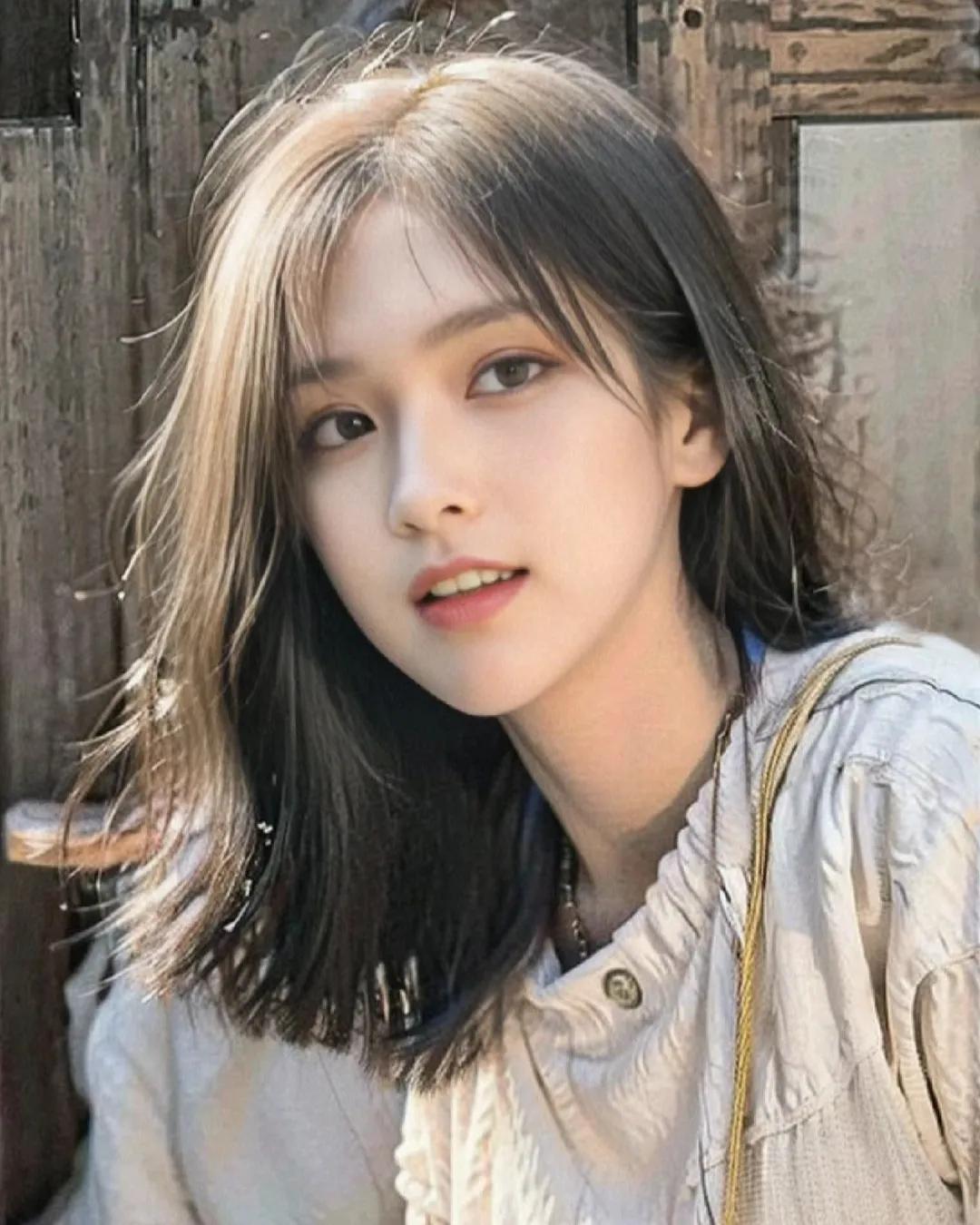 头上戴着头冠的金发女郎_美女头像